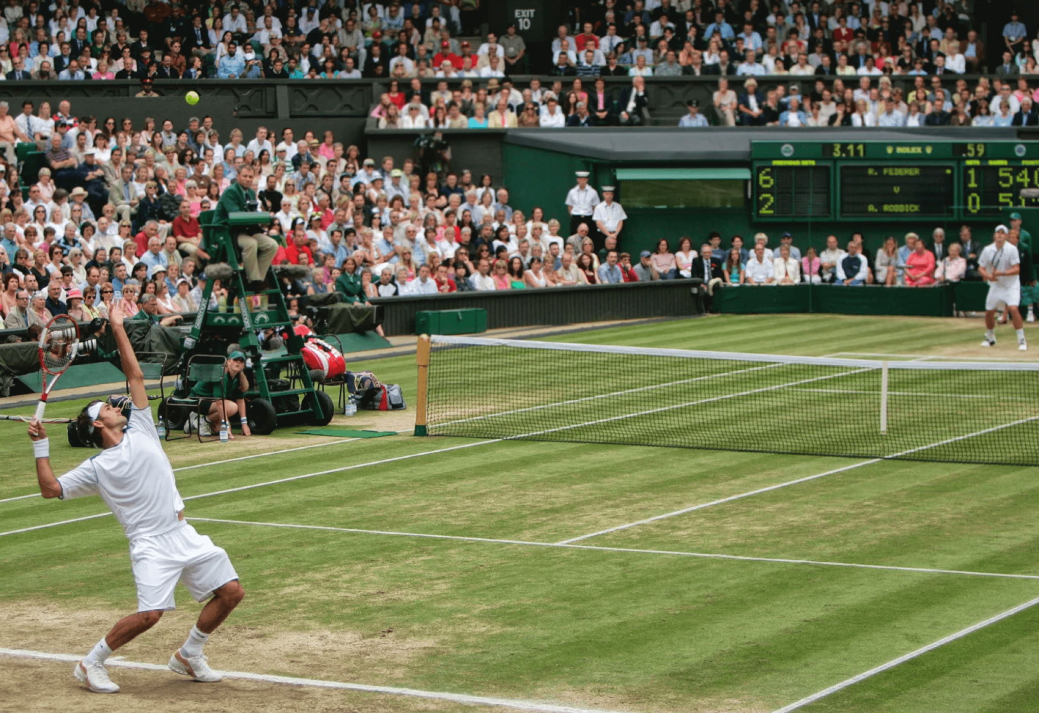 Roger Federer serviert gegen Andy Roddick beim Wimbledon-Finale 2005