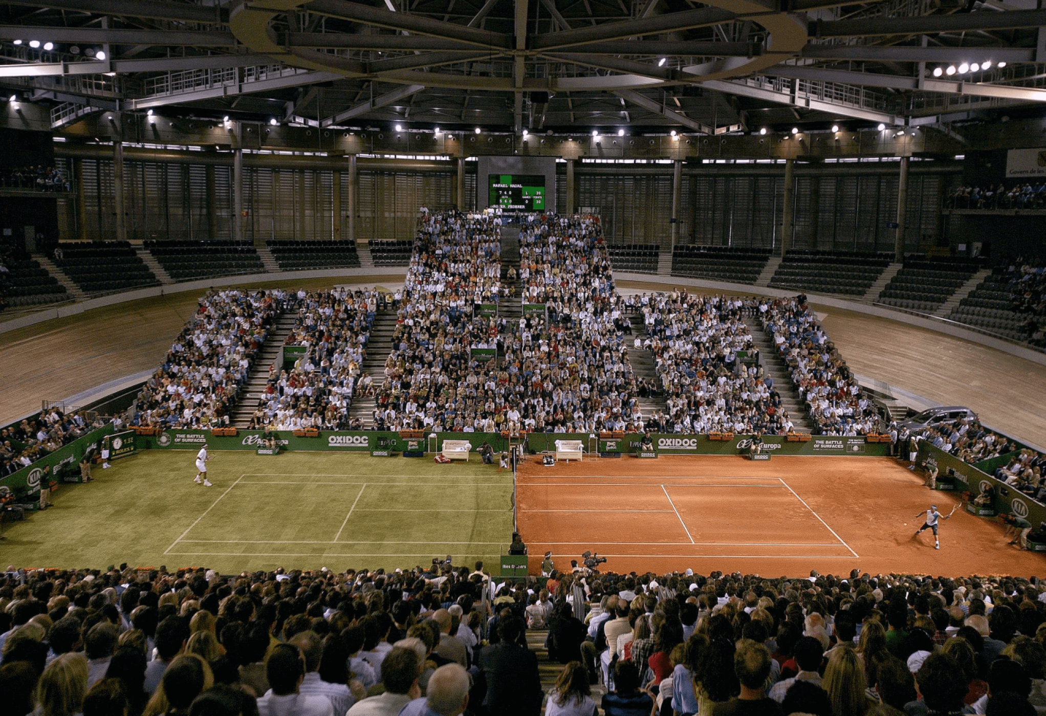 Luftaufnahme von Rafael Nadal und Roger Federer, die beim "The Battle of Surfaces" auf einem Gras-Sand-Hybridplatz in der Palma Arena auf Mallorca spielen