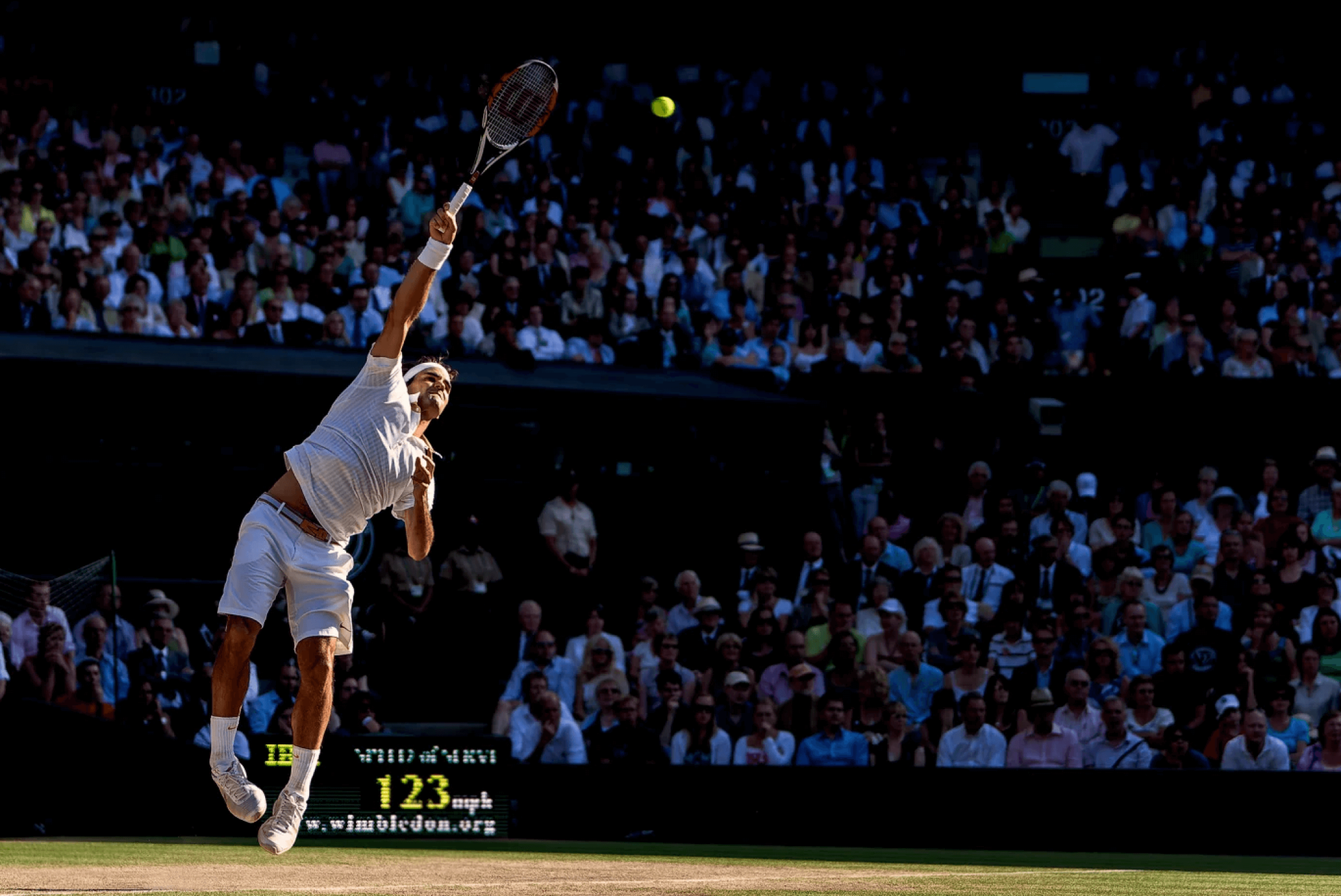 Roger Federer bei einem Aufschlag