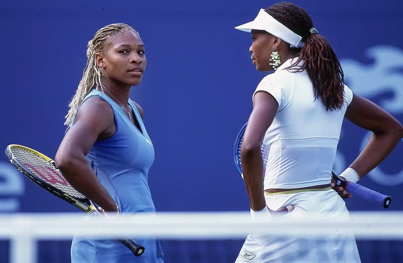 2. September 2002: Serena und Venus entwickeln während eines Doppelspiels bei den U.S. Open Strategien.