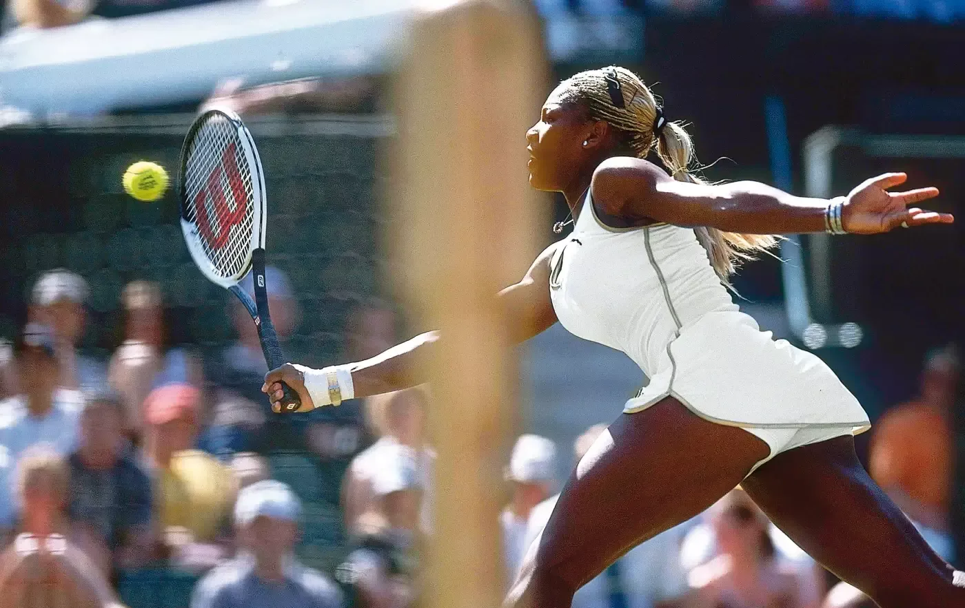 8. Juli 2002: Serena trifft das Netz, um in der zweiten Runde in Wimbledon einen Volleyschuss gegen Francesca Schiavone zurückzugeben.