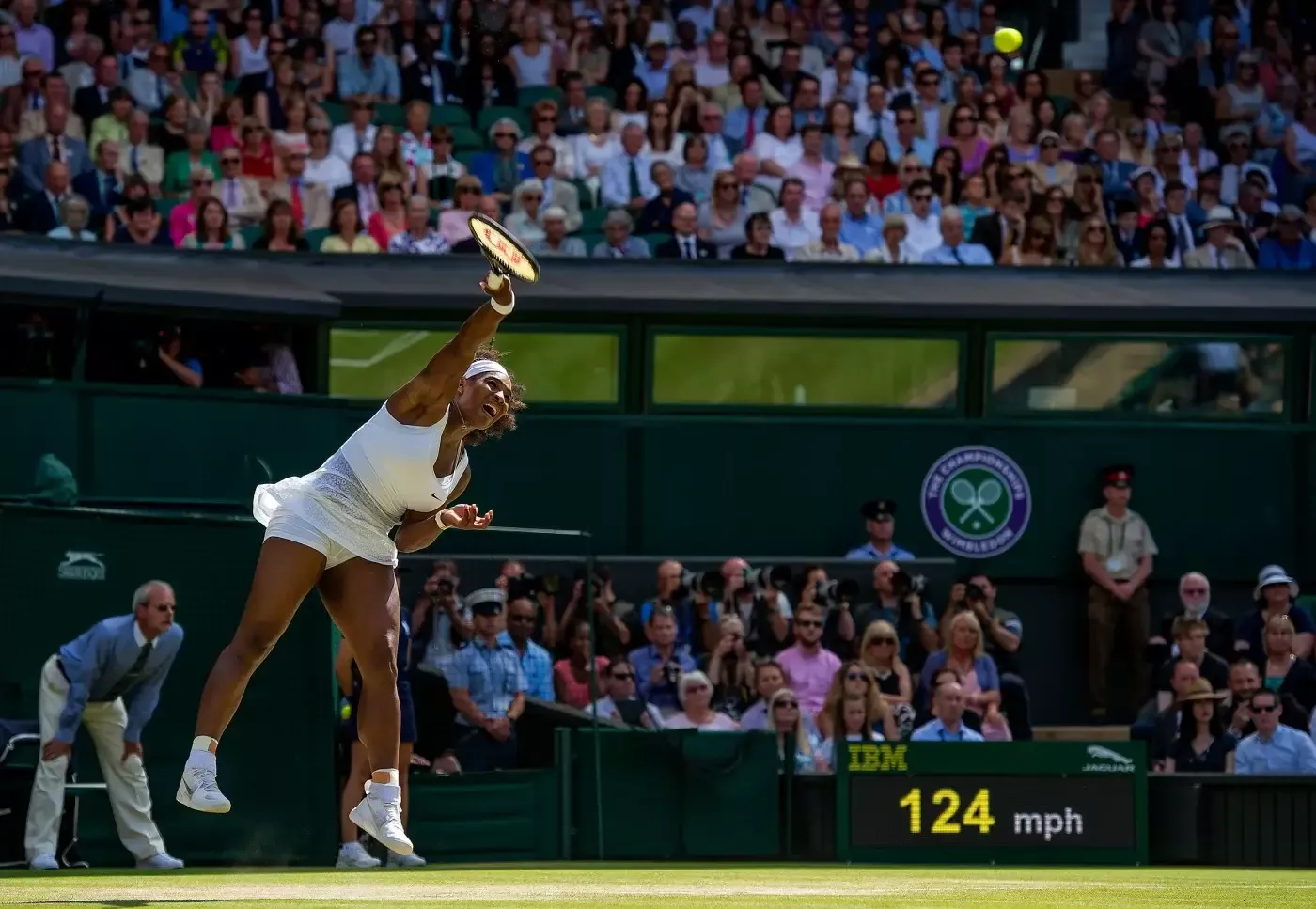 20. Juli 2015: Serenas stärkste Tenniswaffe, ihr Aufschlag, half ihr, Garbine Muguruza im Finale zu schlagen.