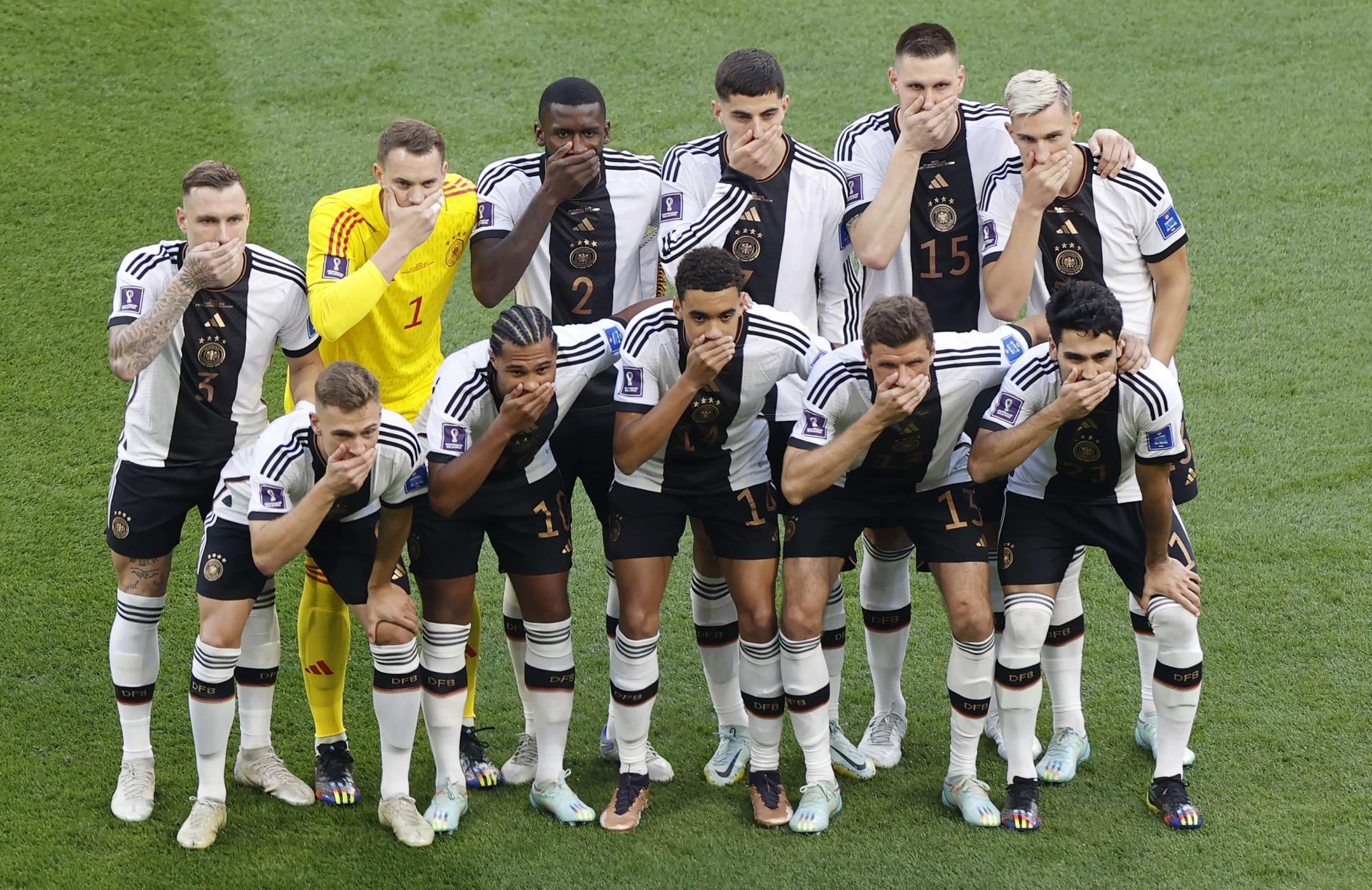 Vor ihrem Auftaktspiel bei der WM in Katar setzte die DFB-Elf ein Zeichen: Die Spieler hielten sich aus Protest gegen das vorangegangene Verbot der "One Love"-Binde den Mund zu