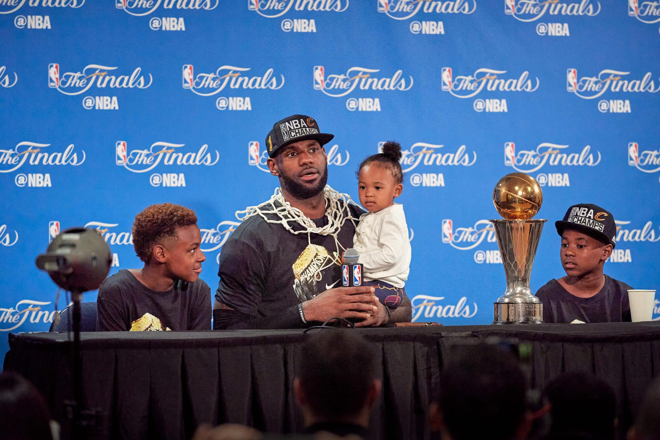 Im Spotlight: LeBron James mit seinen drei Kindern nach dem Gewinn der NBA-Meisterschaft 2016