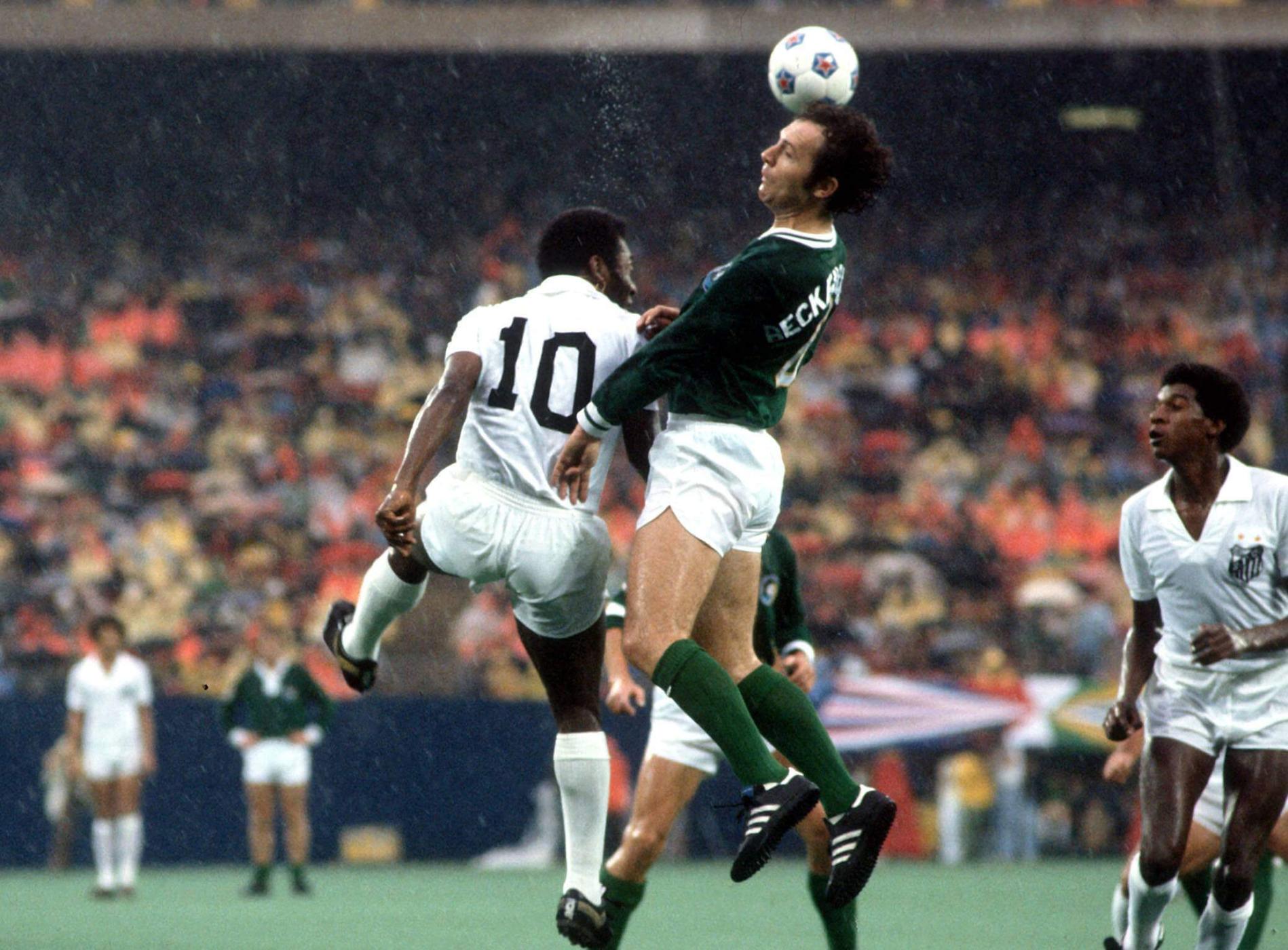 Pelé im Duell mit Franz Beckenbauer