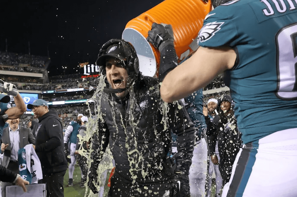 Nick Sirianni bekommt nach Einzug in Super Bowl eine Gatorade-Dusche.