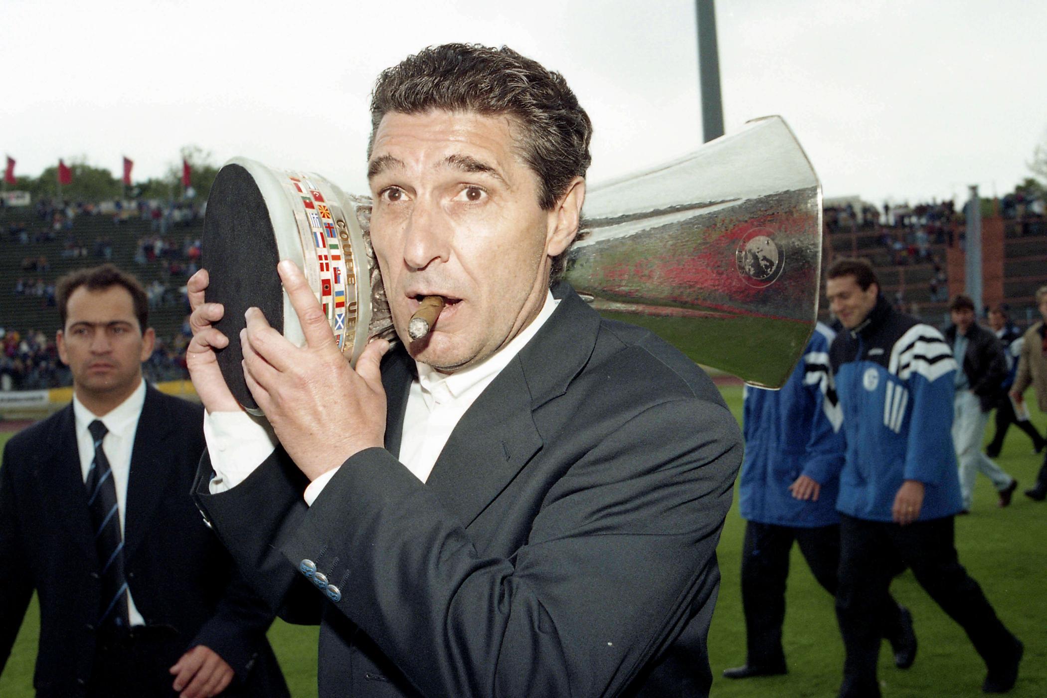 Rudi Assauer mit UEFA-Pokal 1997