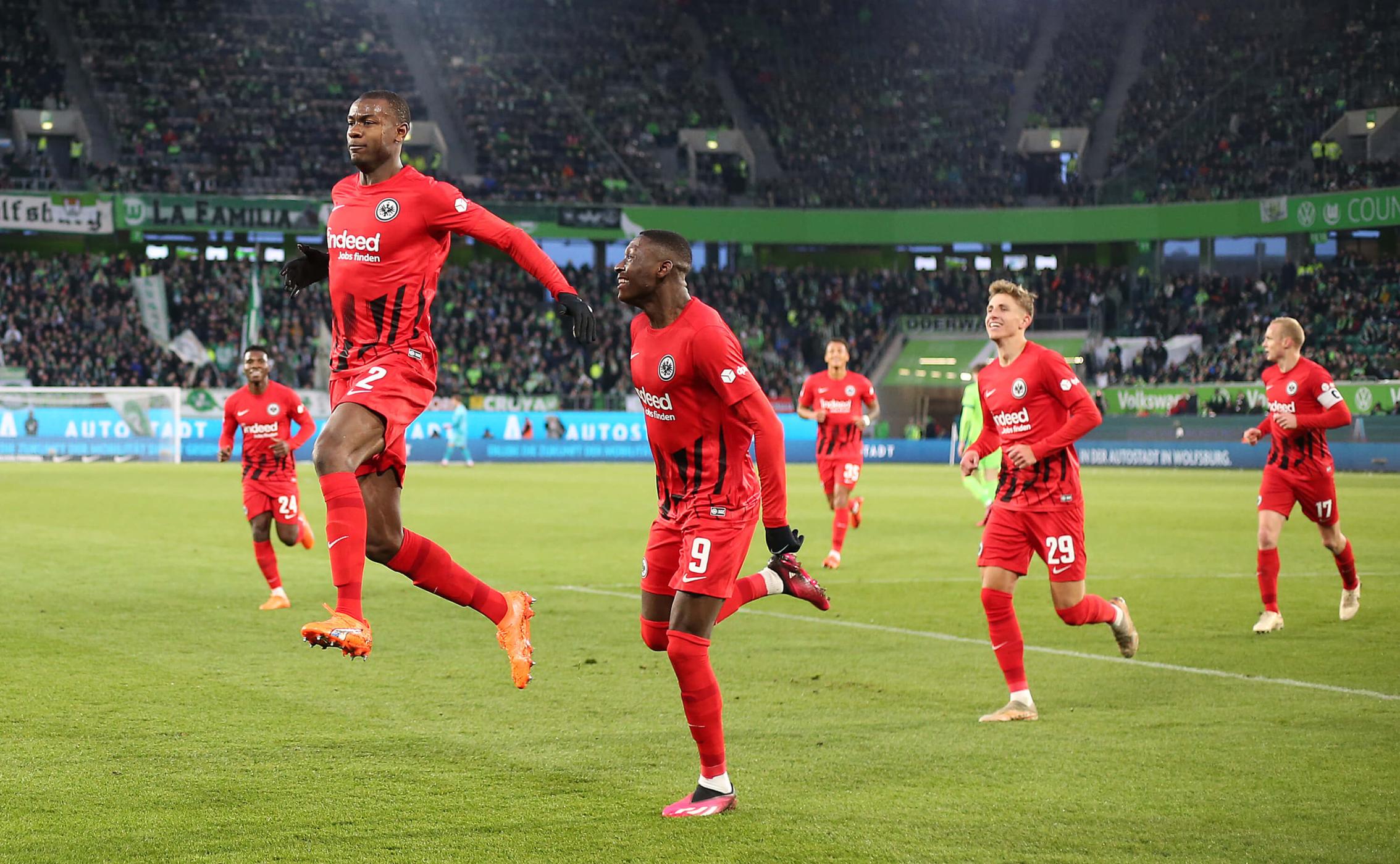 Eintracht Frankfurt bejubelt Treffer im Bundesliga-Match gegen VfL Wolfsburg