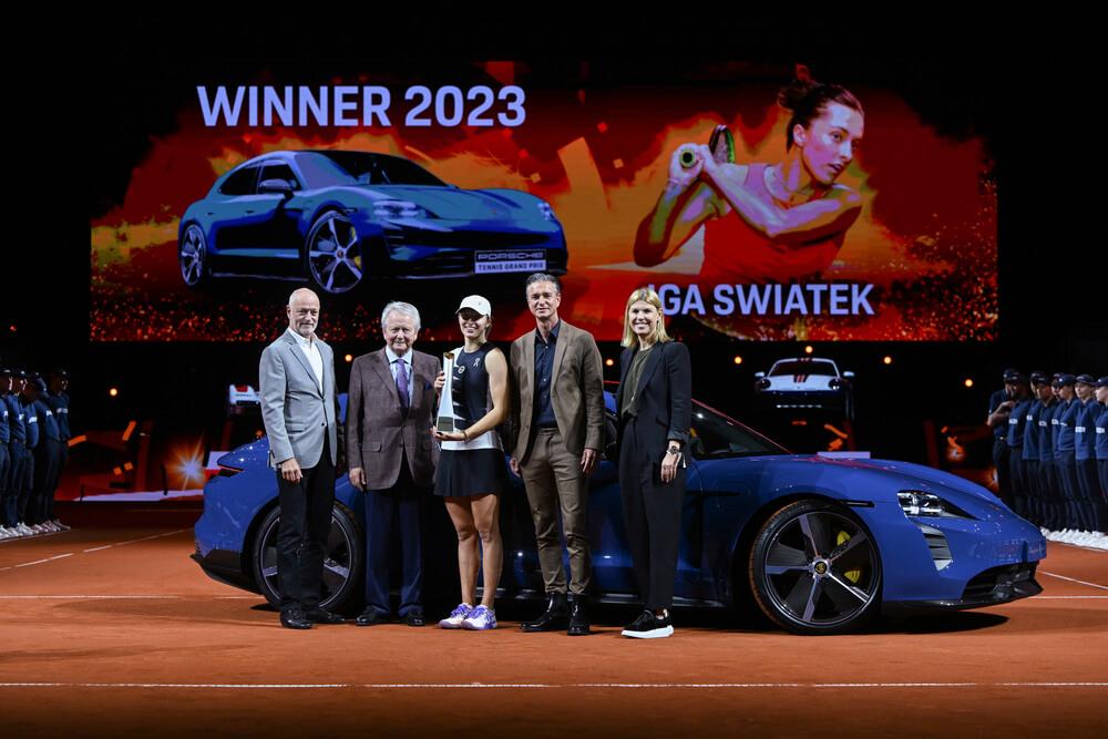 Iga Swiatek mit Markus Günthardt, Dr. Wolfgang Porsche und Anke Huber