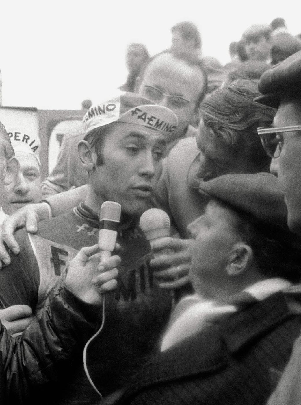 Superstar: Eddy Merckx umringt von Reportern