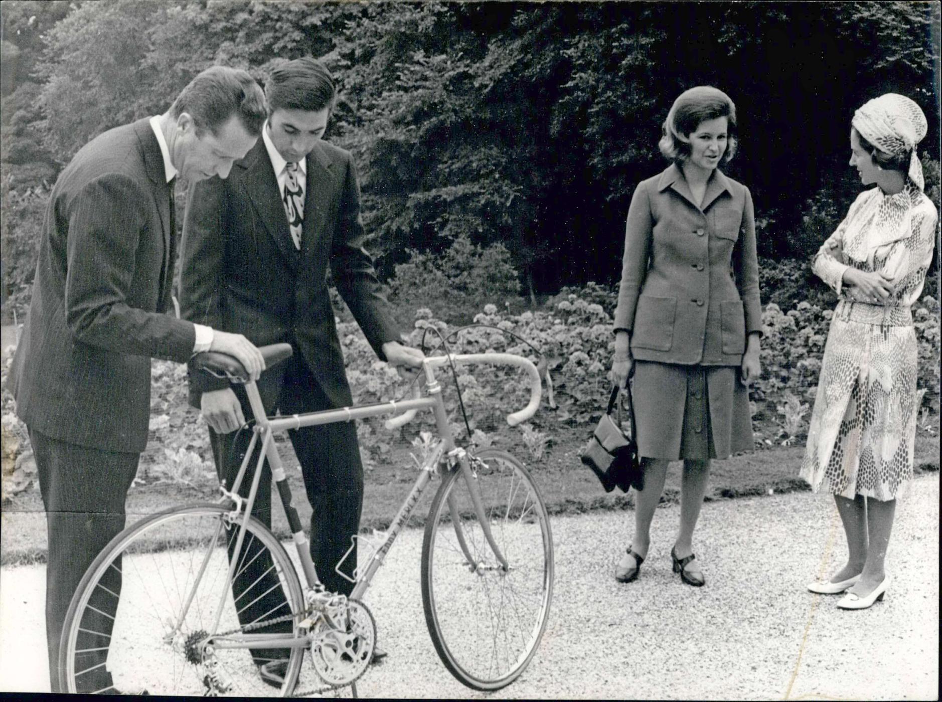Eddy Merckx zeigt König Baudouin (links) sein Rad, während Claudine mit Königin Fabiola (ganz rechts) spricht.