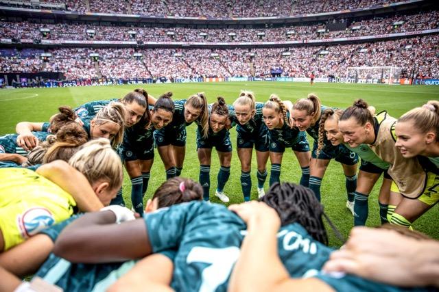 Teamgeist ist Trumpf: Frauenfußball-Team vor dem EM-Finale 2022