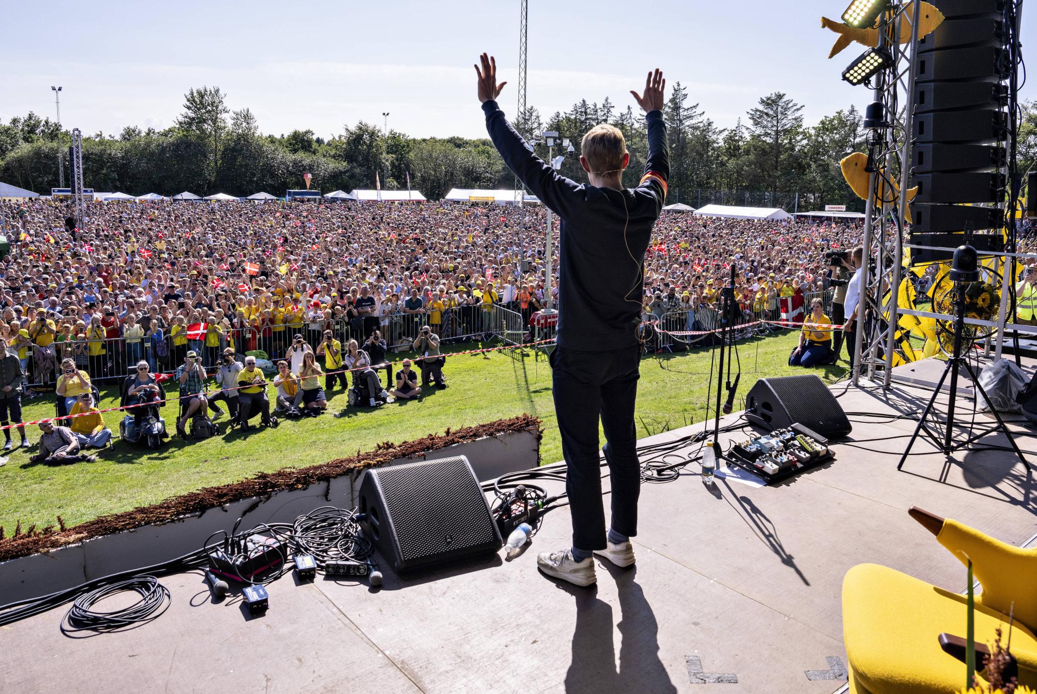 Jonas Vingegaard steht vor tausenden Fans auf einer Bühne im Stadion von Glyngøre.