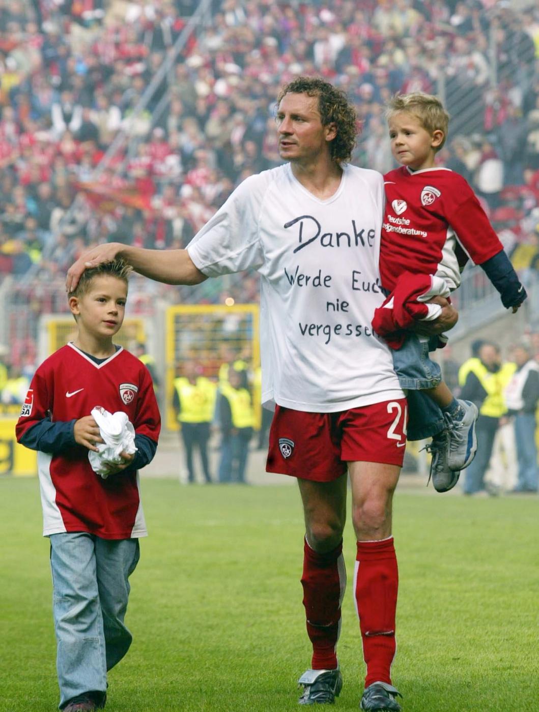 Robin Koch mit Vater und Lautern-Legende Harry Koch sowie seinem jüngeren Bruder Louis im Jahr 2003