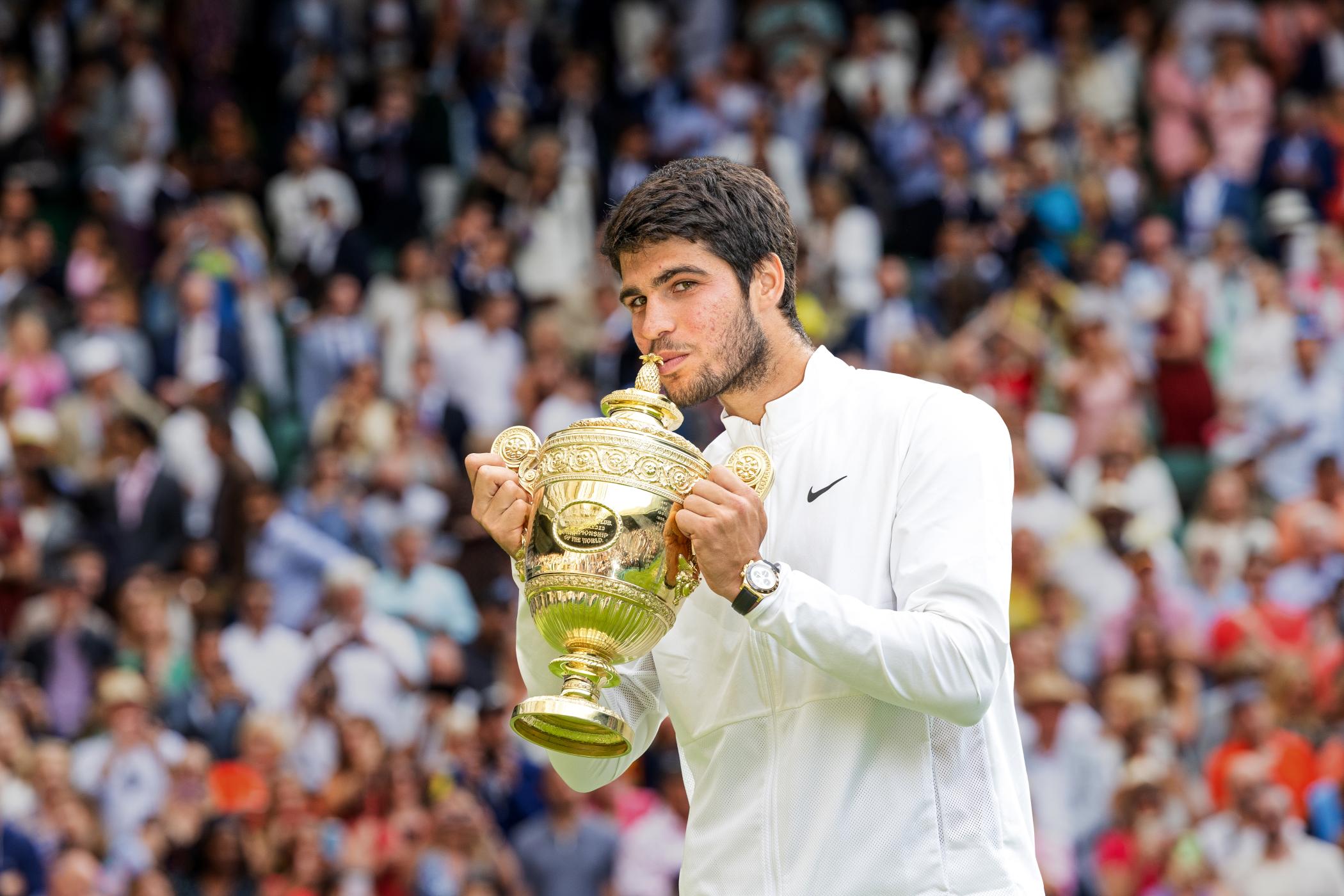 Alcaraz mit der Trophäe nach seinem Wimbledon-Sieg