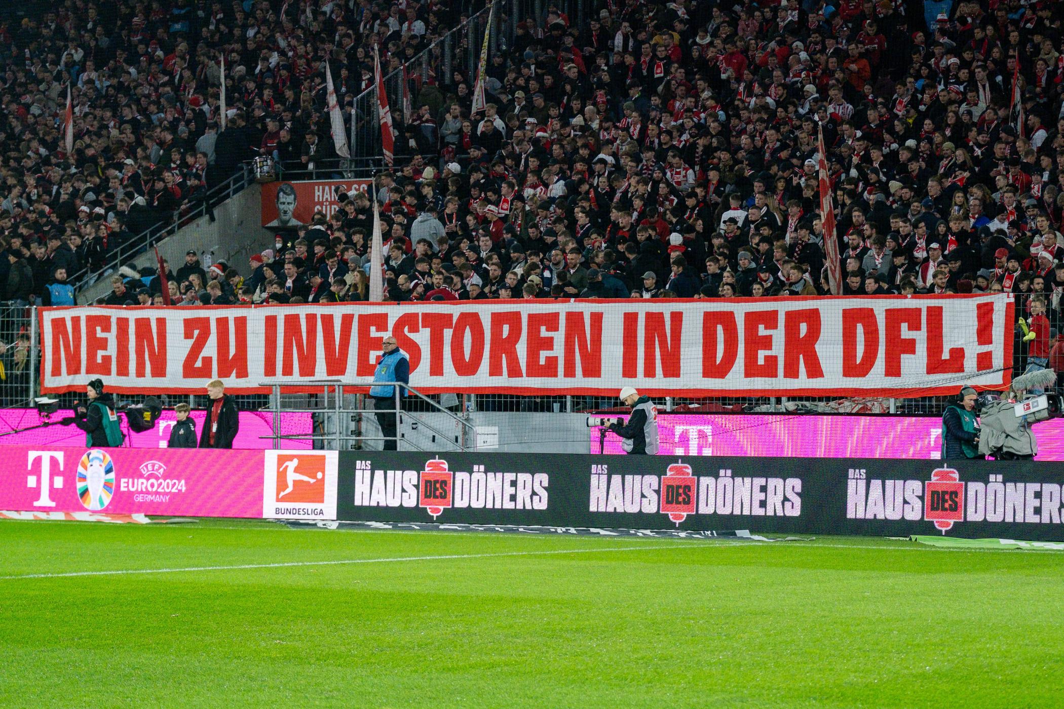 Bundesliga-Fans mit dem Plakat "Nein zu Investoren in der DFL"