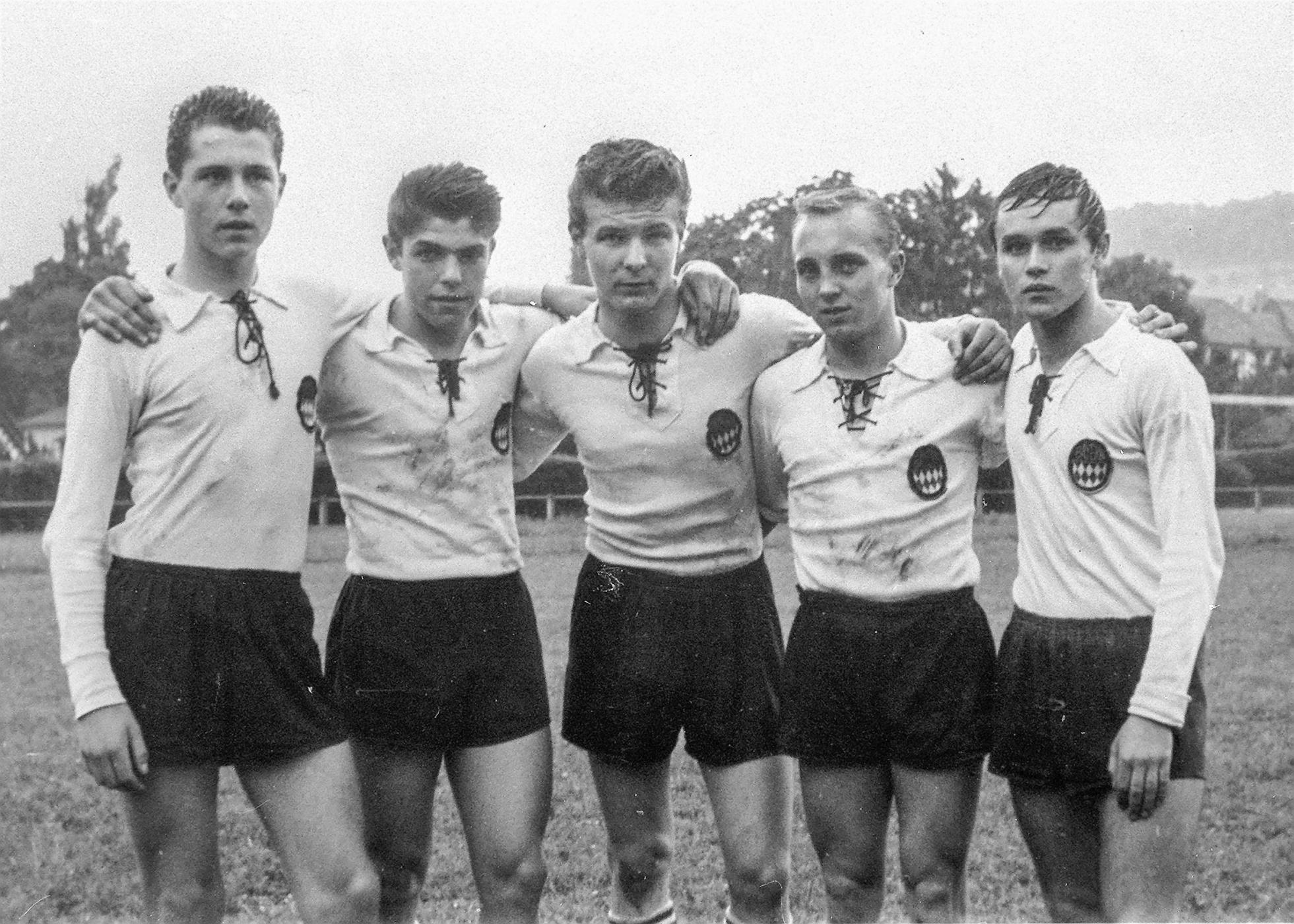 Franz Beckenbauer (Erster von links) im Trikot des SC 1906 München.