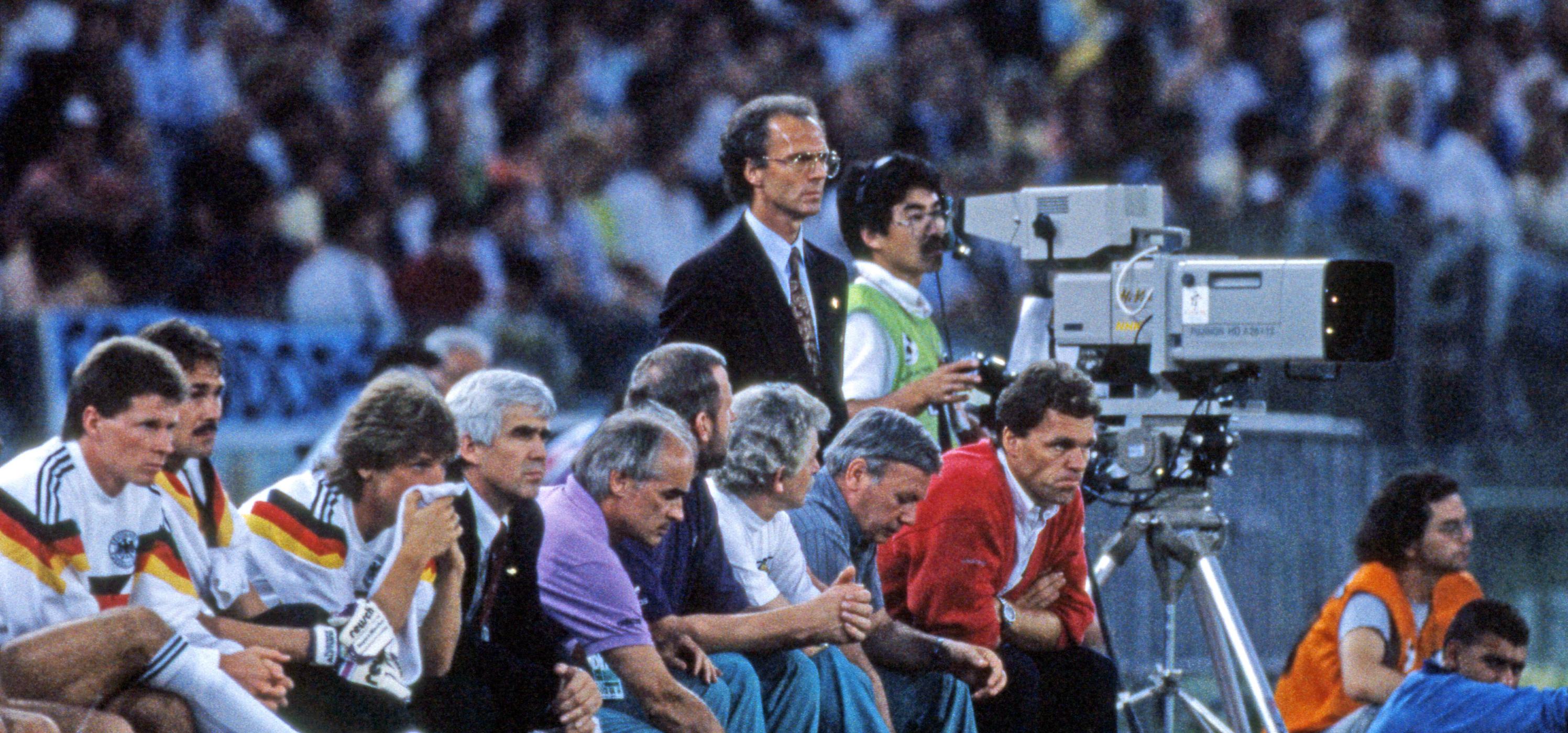 Franz Beckenbauer beobachtet das WM-Finale 1990 in Rom.