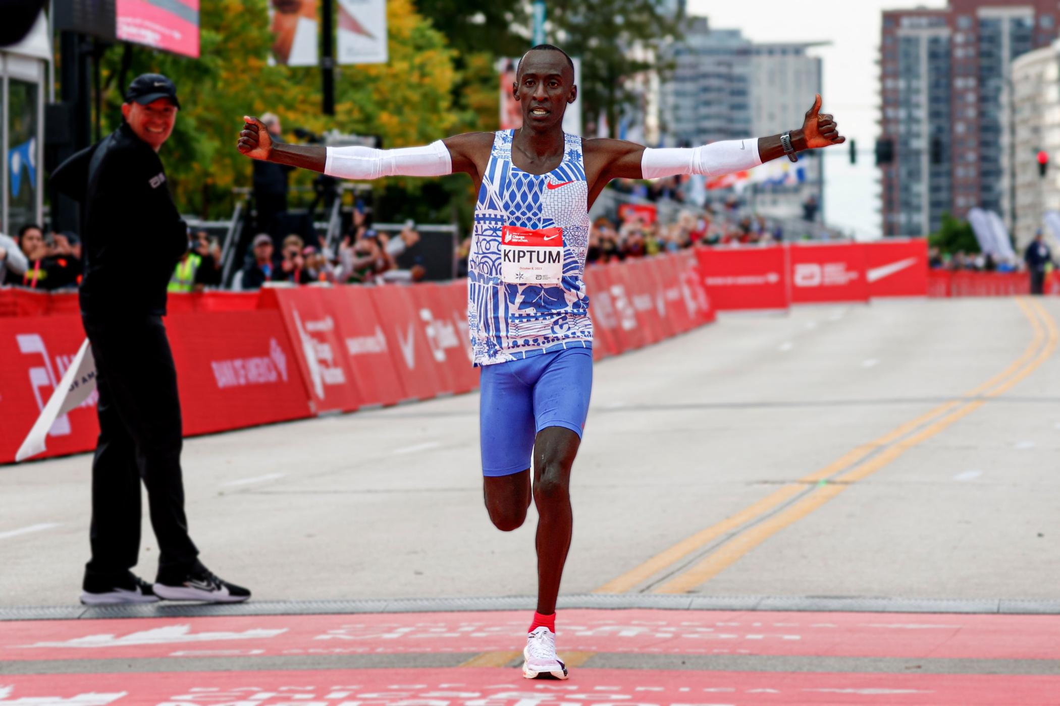 Kelvin Kiptum, der im Oktober 2023 beim Chicago Marathon mit 2 Stunden und 35 Sekunden einen neuen Weltrekord aufstellte, kam im Februar tragisch ums Leben.