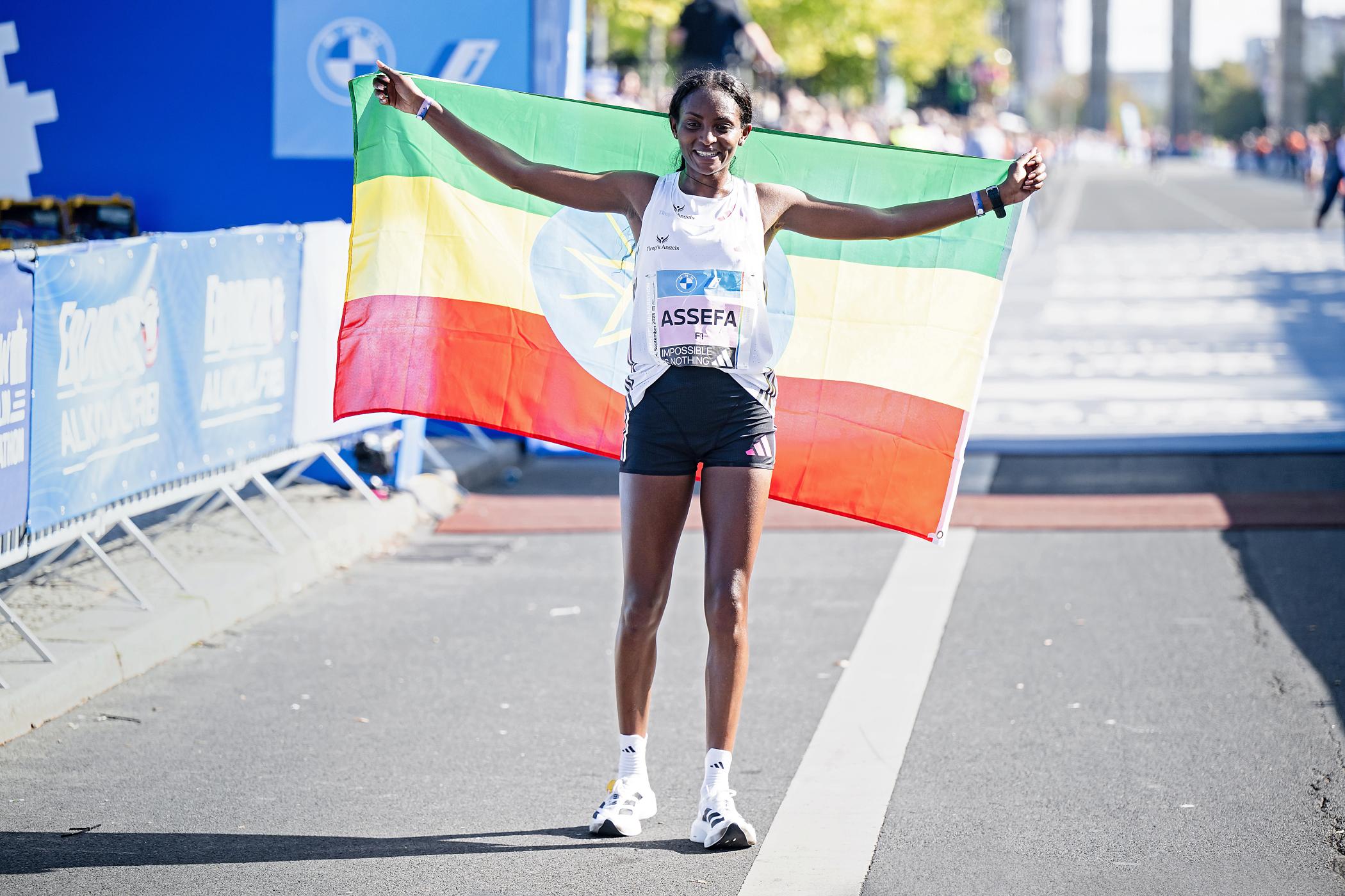Die Äthiopierin Tigist Assefa pulverisierte beim Berlin Marathon den Weltrekord mit einer Zeit von 2:11:53.