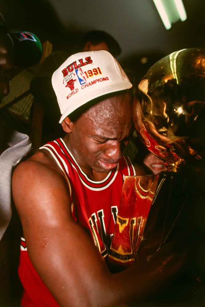 Michael Jordan 1991 mit Meisterschaftstrophäe