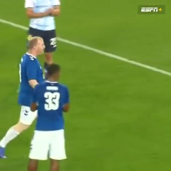 Everton-Fan Paul Stratton wird eingewechselt und schießt Elfmeter