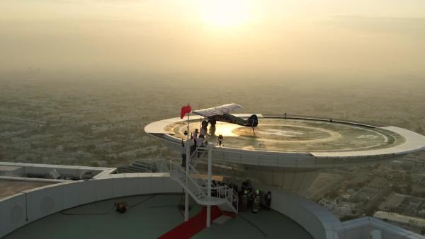 Unfassbare Aktion! Red-Bull-Pilot stoppt Flugzeug auf Dach vom Burj Al Arab