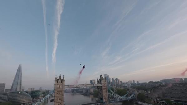Spektakulär! Red-Bull-Skydiver fliegen durch Tower Bridge in London