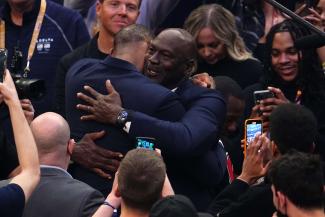 Michael Jordan umarmt LeBron James beim NBA All-Star Game