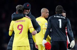 Liverpool-Trainer Jürgen Klopp nimmt Firmino in den Arm.