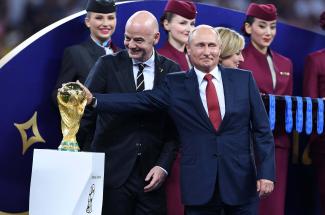 Wladimir Putin in Gianni Infantino bei der Fußball-WM 2018