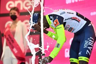 Giro d'Italia: Biniam Girmay schießt sich einen Sektkorken ins Auge