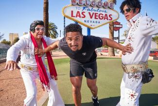 Jakob Johnson mit Elvis-Imitatoren in Las Vegas