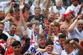 England-Fans mit Bier bei Euro 2020