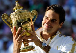 Roger Federer 2009 mit Wimbledon Trophy
