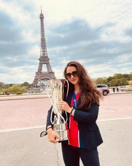 Sara Däbritz mit Pokal vor Eiffelturm
