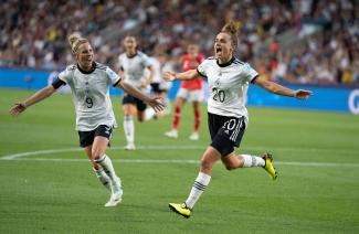 Lina Magull trifft zum 1:0 für Deutschland