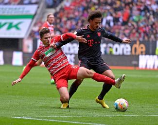Der FC Bayern München um Leroy Sané möchte im DFB-Pokal beim FC Augsburg gewinnen