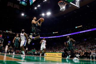Jayson Tatum von den Boston Celtics setzt zum Dunk an