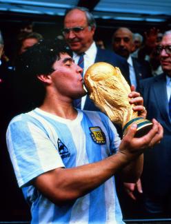 Diego Maradona mit dem FIFA-WM-Pokal