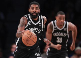Brooklyn Nets holen angeschlagenen Guard Kyrie Irving nach seiner Suspendierung zurück.