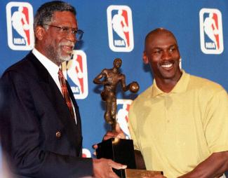 1998: Bill Russell überreicht Michael Jordan die Trophäe für den MVP.