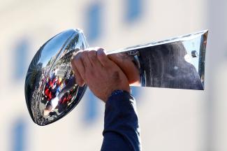 Vince Lombardi Trophäe beim Super Bowl