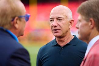 Jeff Bezos am Rande eines Spiels der Kansas City Chiefs im Arrowhead Stadium