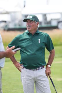 Golfer Fred Couples bei einem Gespräch am Rande eines Turniers