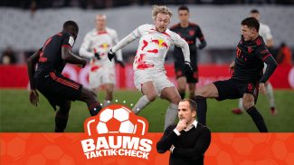 Fotomontage mit Manuel Baum in Denkerpose vor dem Logo von "Baums Taktik-Check" vor einer Spielszene der letzten Partie von Leipzig gegen Bayern
