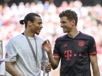 Leroy Sané und Thomas Müller (FC Bayern München)