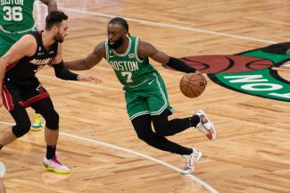 Jaylen Brown von den Boston Celtics führt den Ball während eines Spiels gegen die Miami Heat