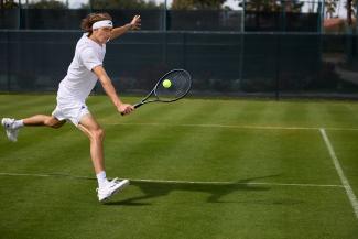 Alex Zverev schlägt 2023 in Wimbledon auf