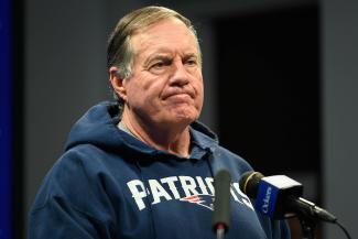 Bill Belichick, Cheftrainer der New England Patriots, steht massiv unter Druck.